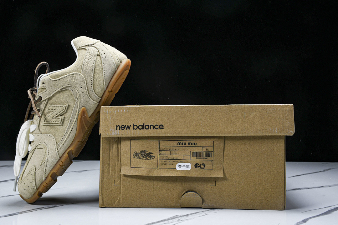 New Balance xMi­uMi­u NB-001