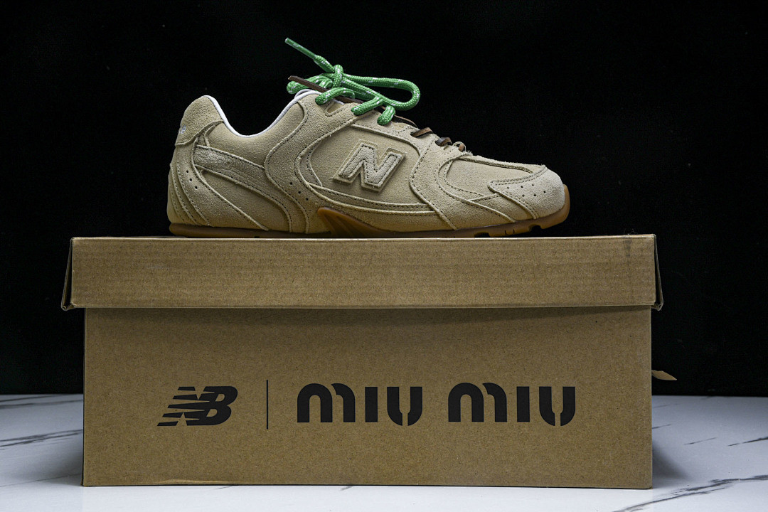 New Balance xMi­uMi­u NB-001