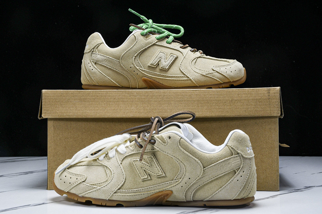 New Balance xMi­uMi­u NB-001
