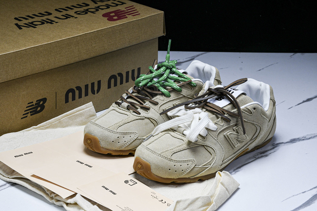 New Balance xMi­uMi­u NB-001
