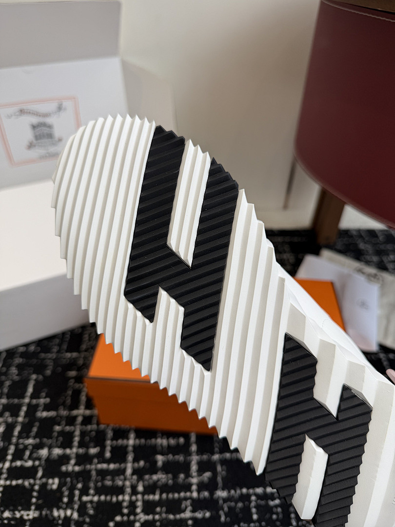 H**me5 SNEAKER