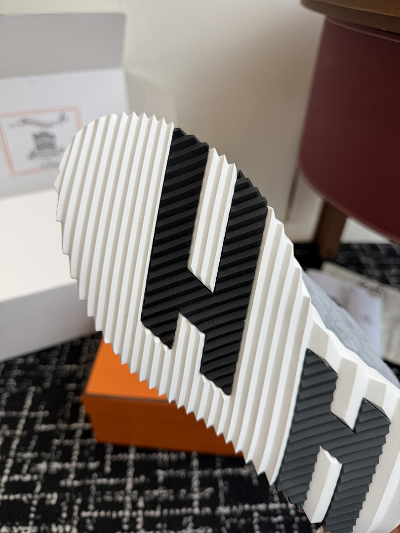 H**me5 SNEAKER