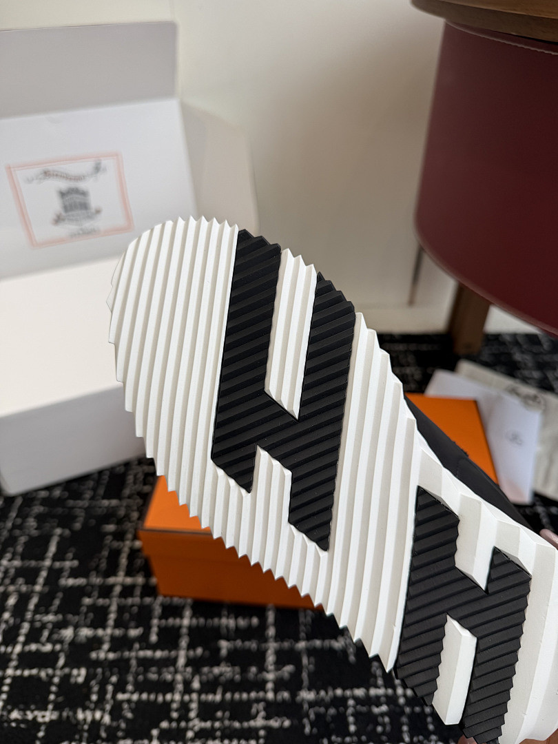 H**me5 SNEAKER