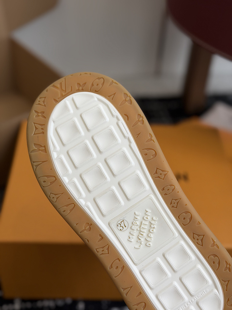 L*V TILTED Sneaker