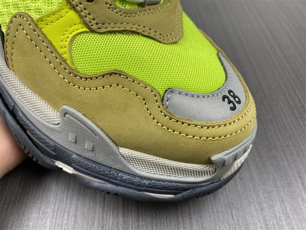 BLCG Triple S 524039-W09O3-1801