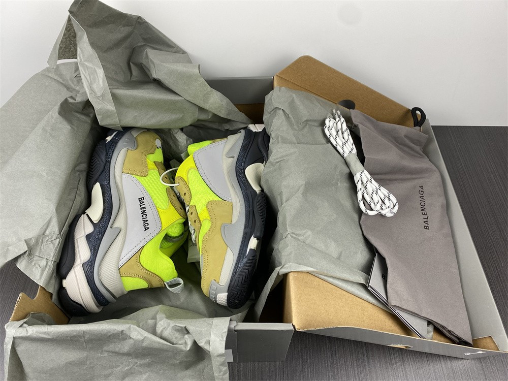 BLCG Triple S 524039-W09O3-1801