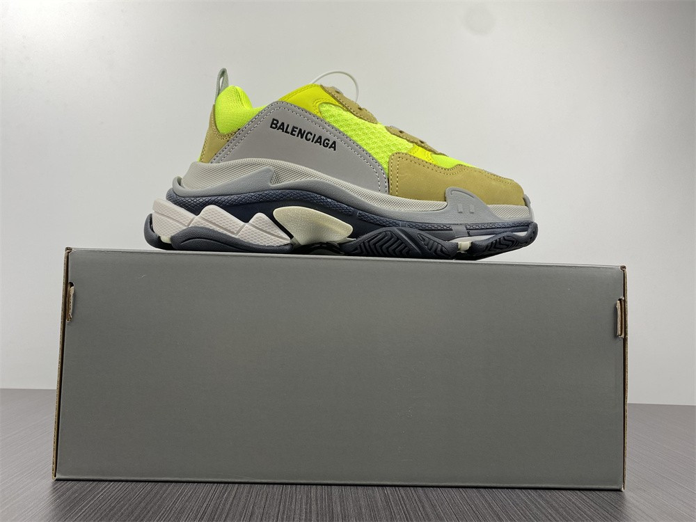 BLCG Triple S 524039-W09O3-1801
