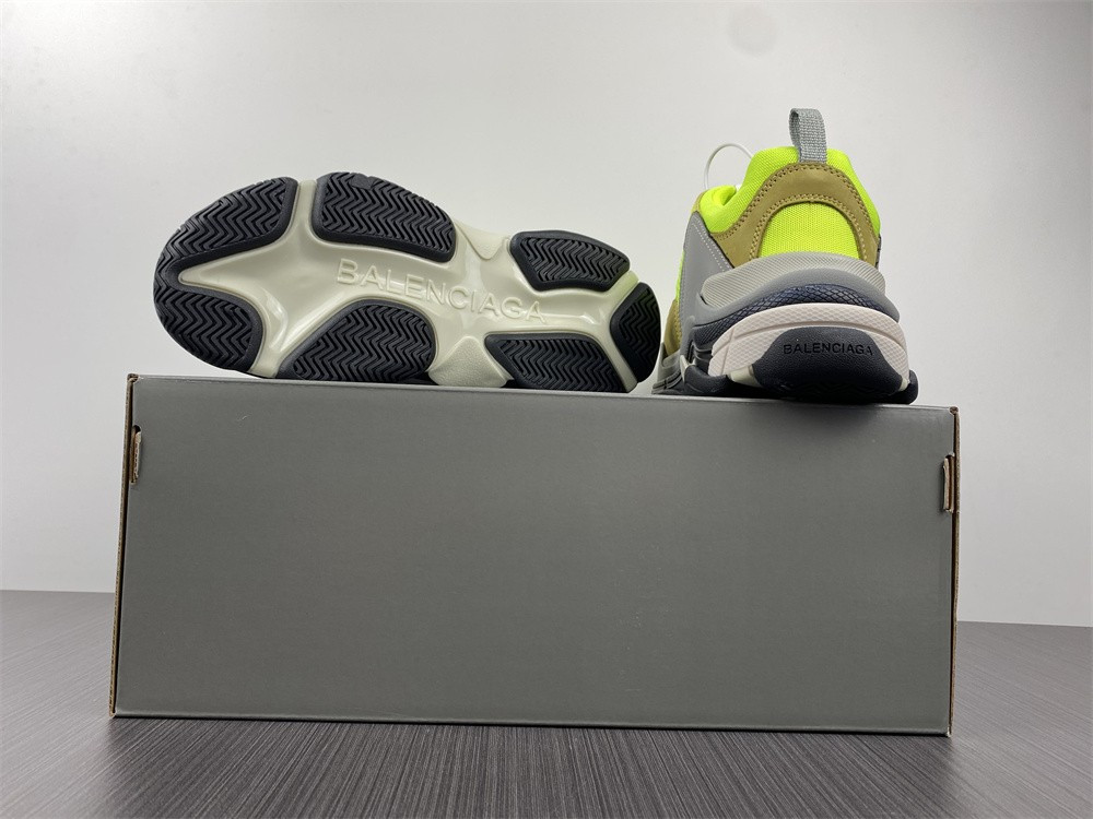 BLCG Triple S 524039-W09O3-1801