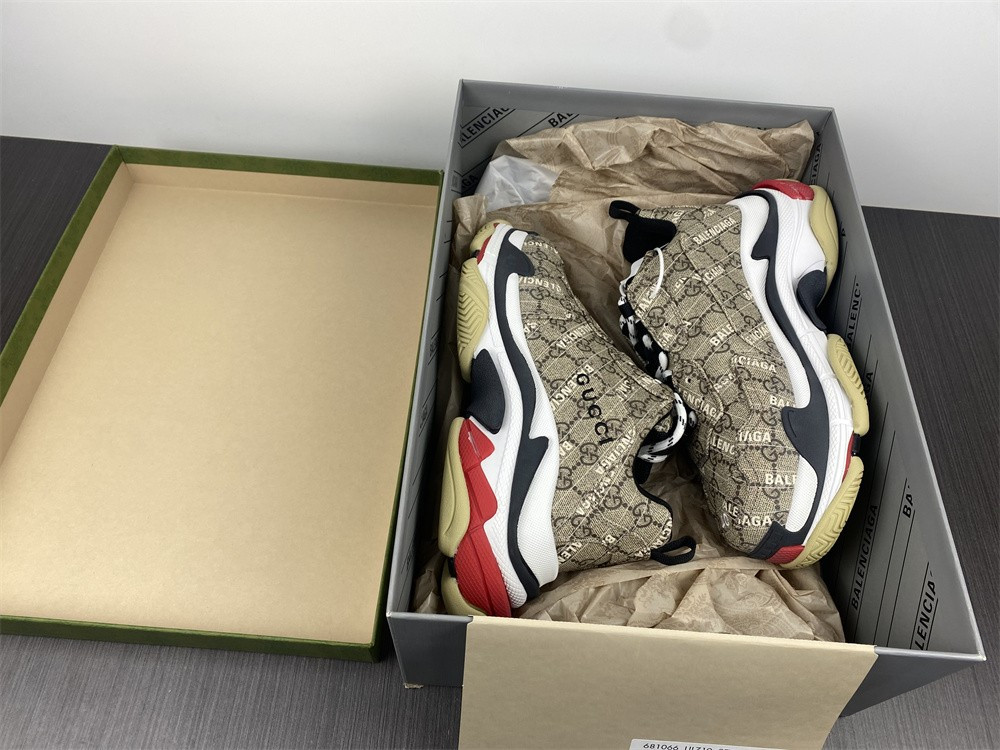 Ba*len*cia*ga triple s x gc