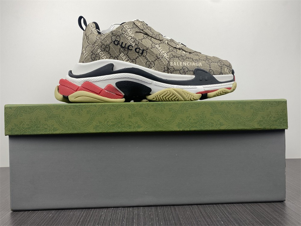 Ba*len*cia*ga triple s x gc