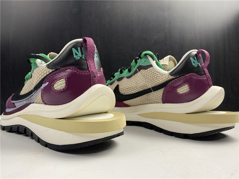 Sacai x Nike Vaporwaffle "String/Black Villain-Red" DD3035-200