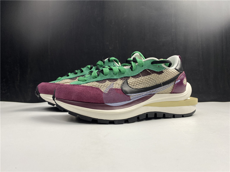 Sacai x Nike Vaporwaffle "String/Black Villain-Red" DD3035-200