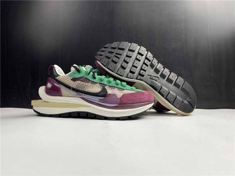 Sacai x Nike Vaporwaffle "String/Black Villain-Red" DD3035-200