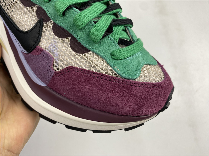 Sacai x Nike Vaporwaffle "String/Black Villain-Red" DD3035-200