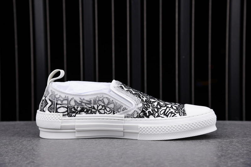 DR B23 Low Top Sneaker