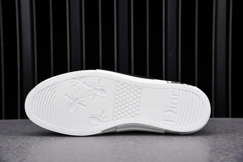 DR B23 Low Top Sneaker
