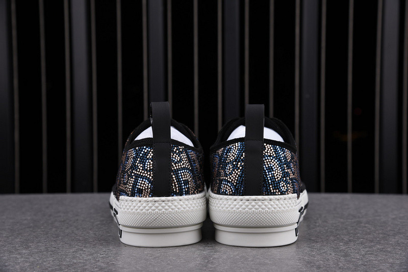 DR B23 Low Top Sneaker