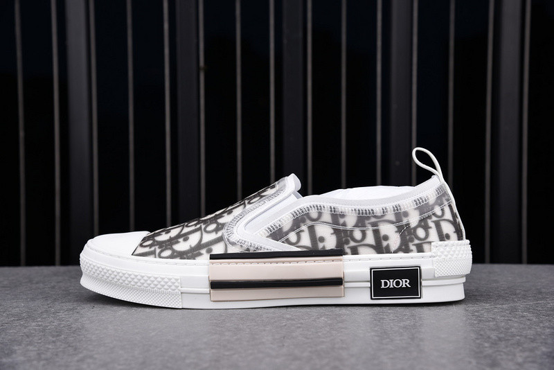 DR B23 Low Top Sneaker