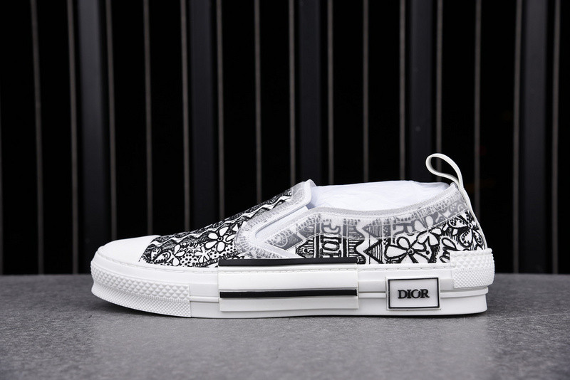 DR B23 Low Top Sneaker