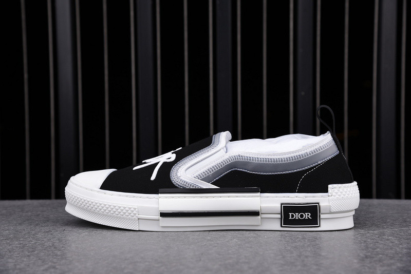 DR B23 Low Top Sneaker