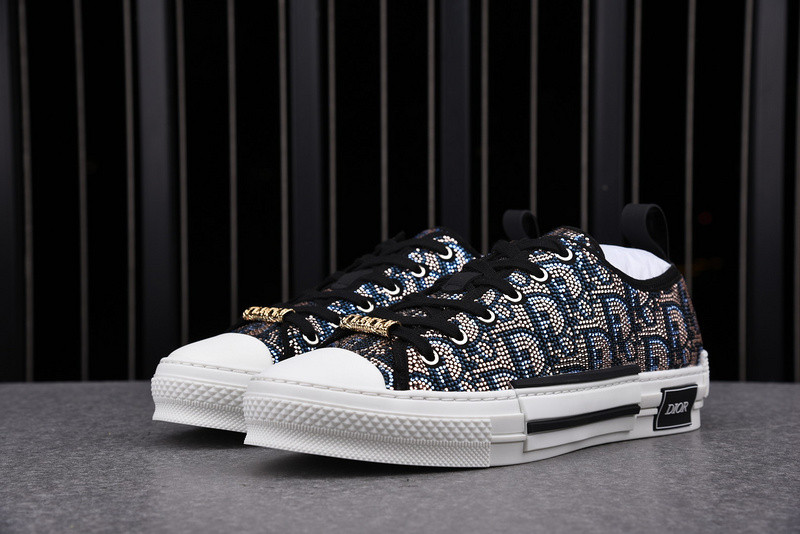 DR B23 Low Top Sneaker