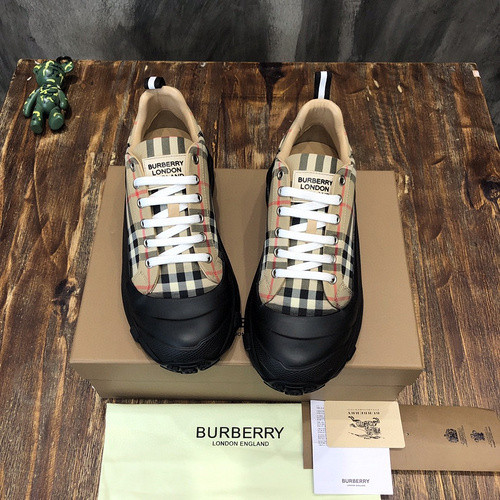BY SNEAKER