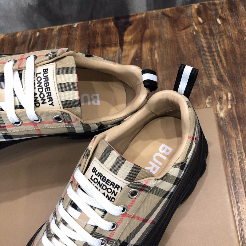 BY SNEAKER