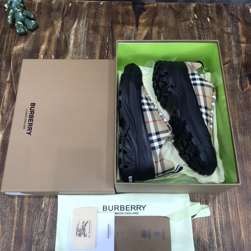 BY SNEAKER