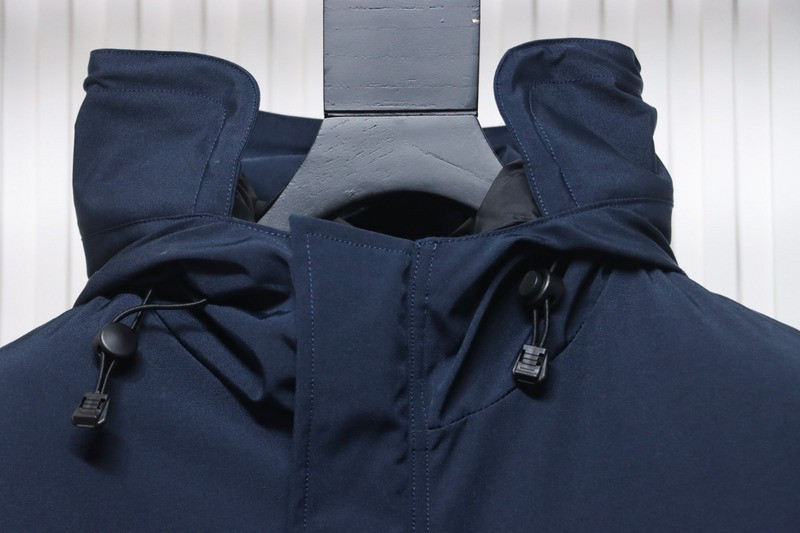 Can*a Go*e coat