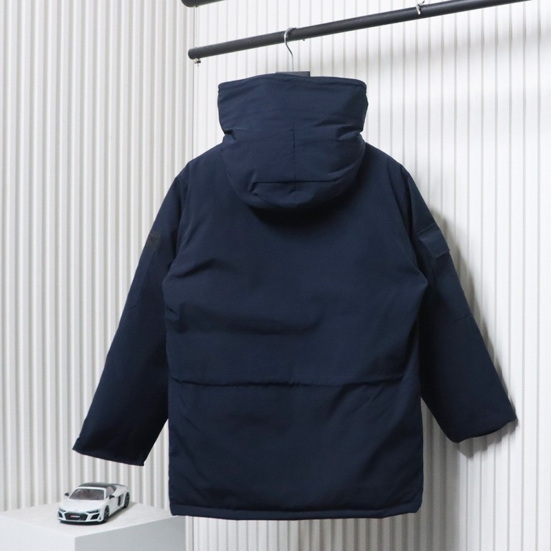 Can*a Go*e coat
