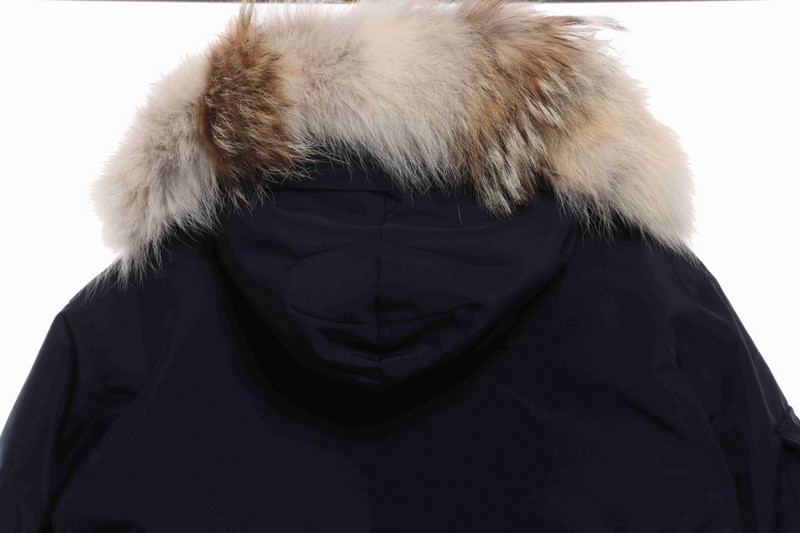 Can*a Go*e coat
