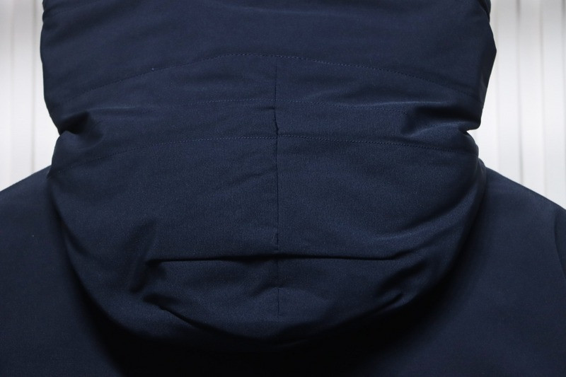 Can*a Go*e coat