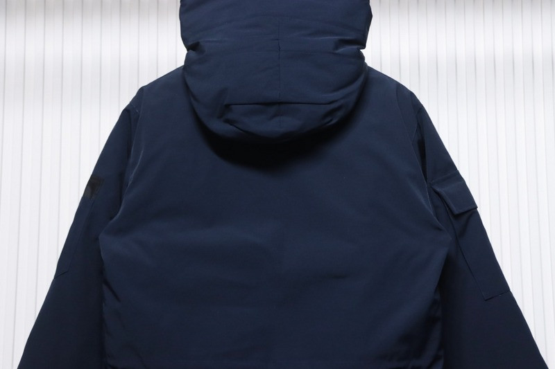 Can*a Go*e coat