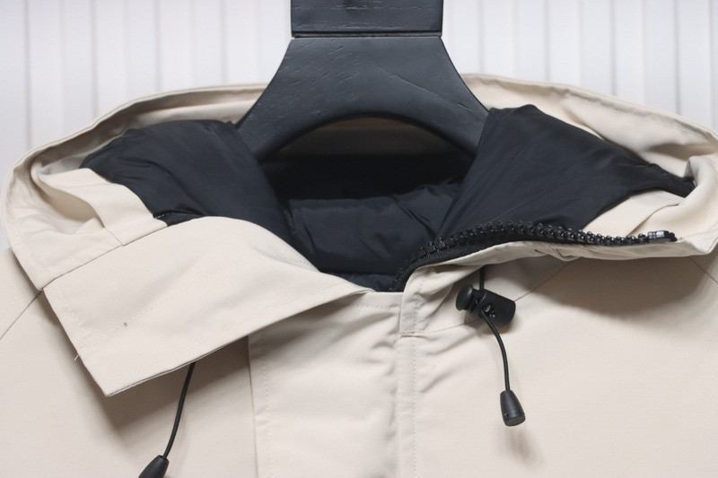 Can*a Go*e coat