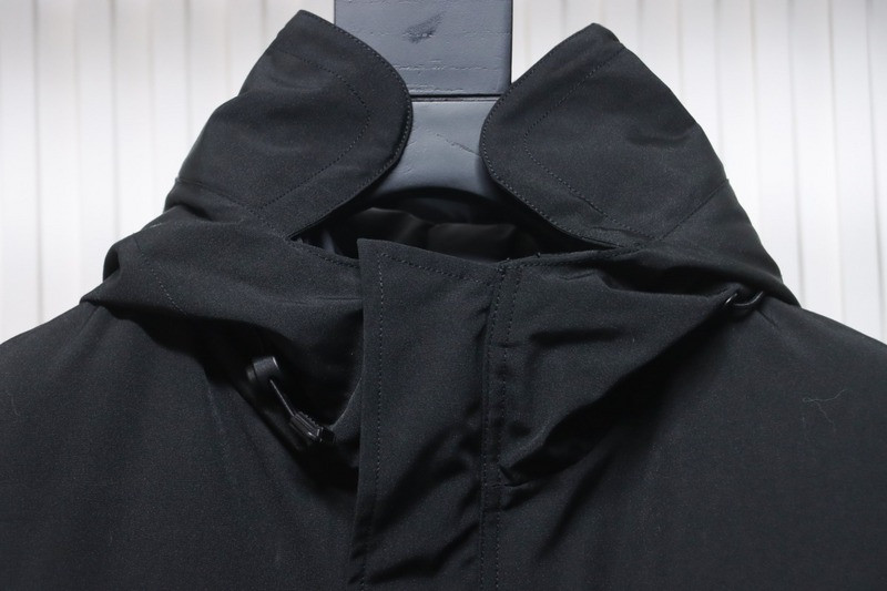 Can*a Go*e coat