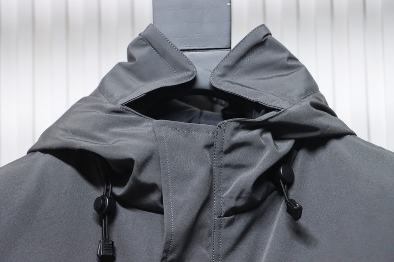 Can*a Go*e coat