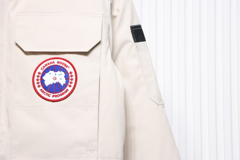 Can*a Go*e coat