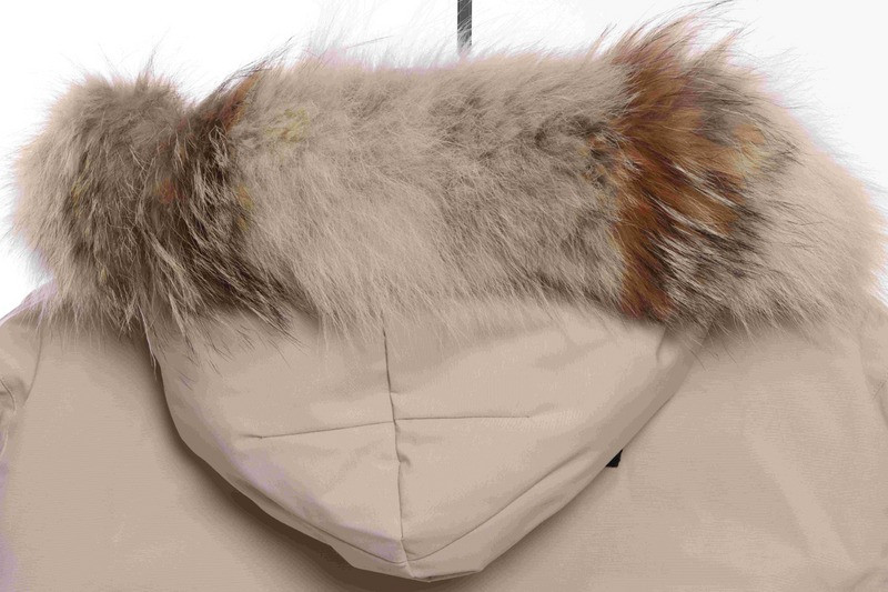 Can*a Go*e coat