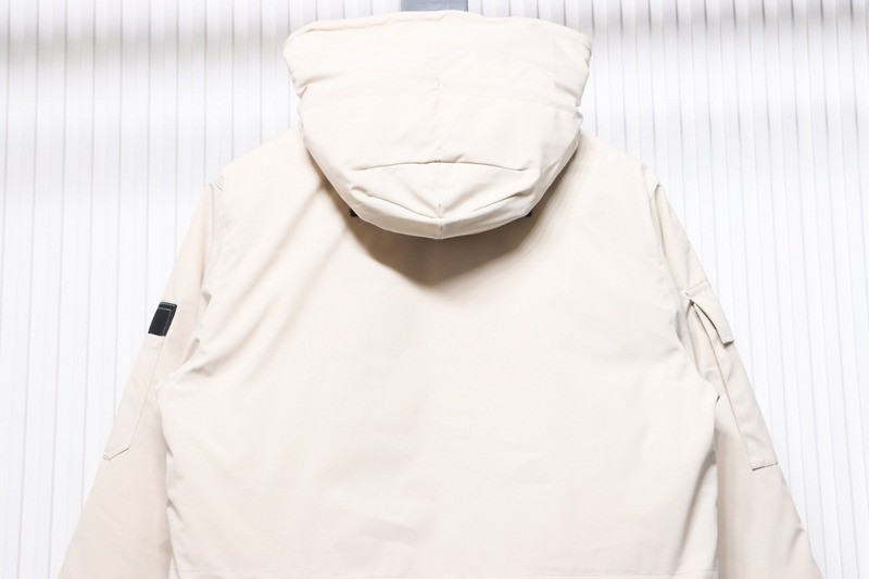 Can*a Go*e coat