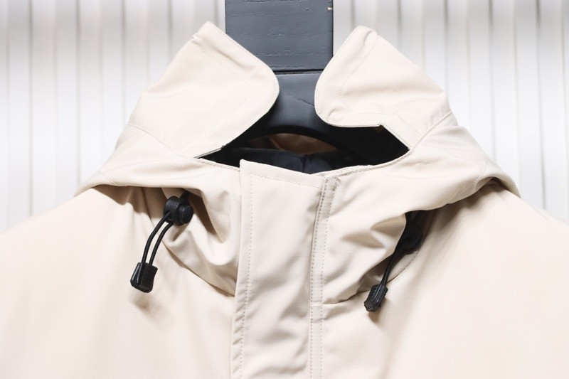 Can*a Go*e coat