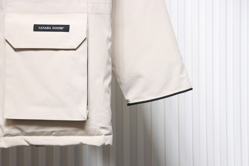 Can*a Go*e coat