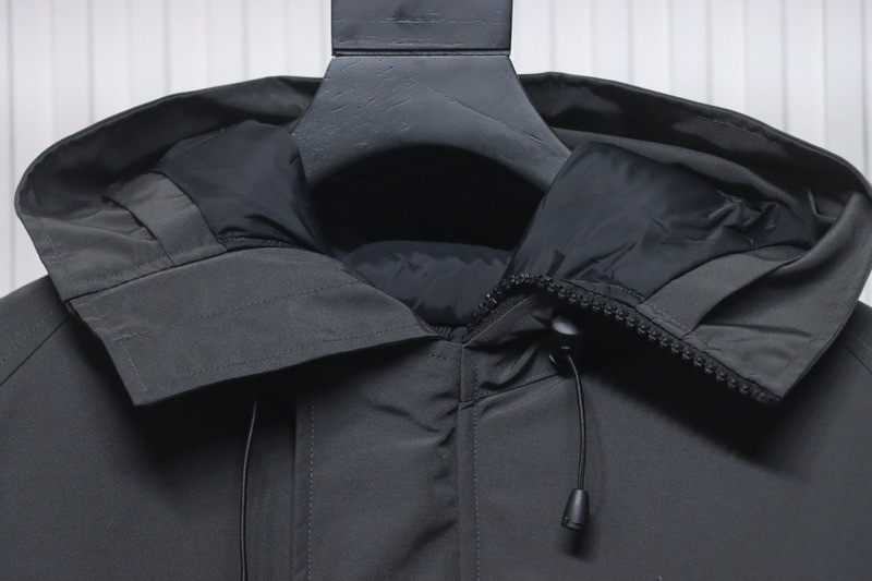 Can*a Go*e coat