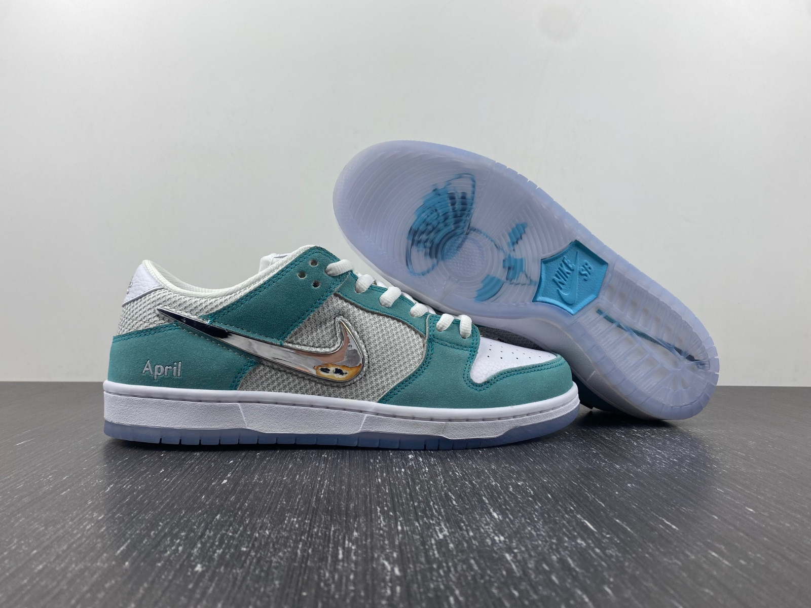 Dunk Low FD2562-400