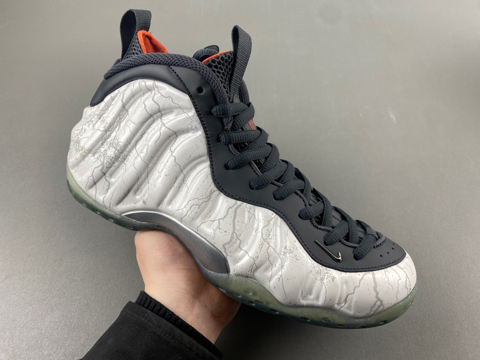 TEKKEN 8 x Nike Air Foamposite One “Jin Kazama” HF6367-001