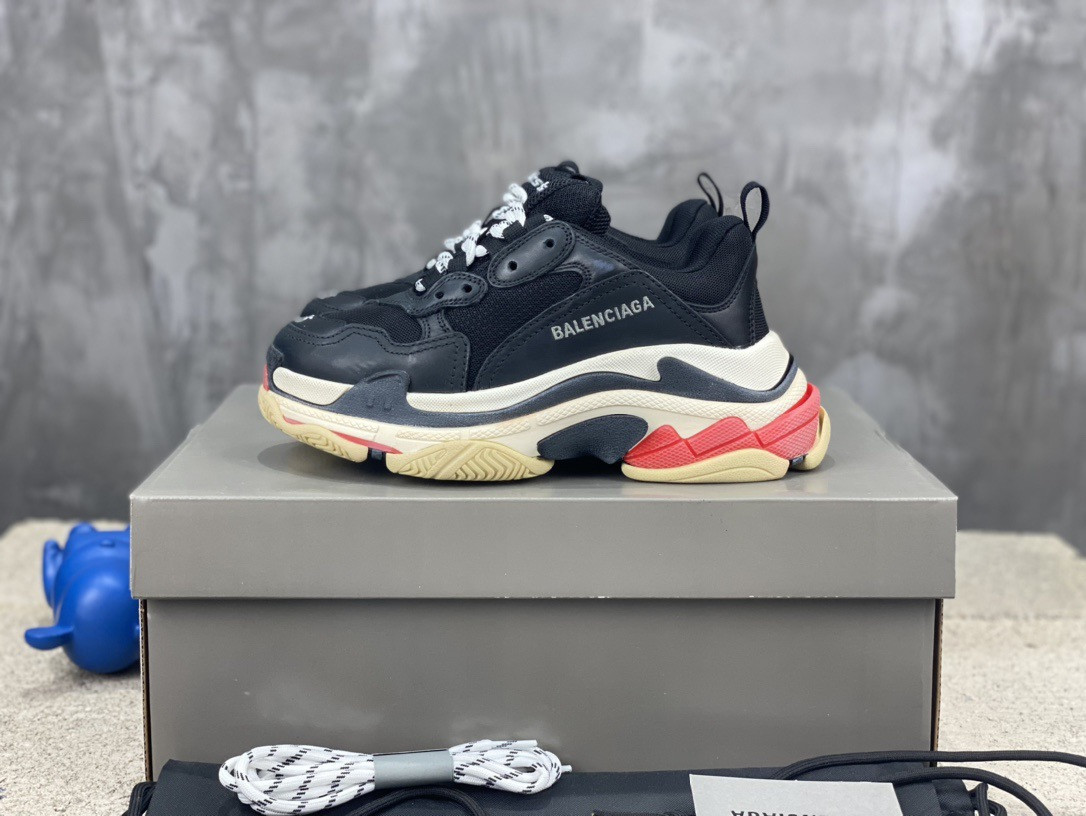 Ba*len*cia*ga triple s