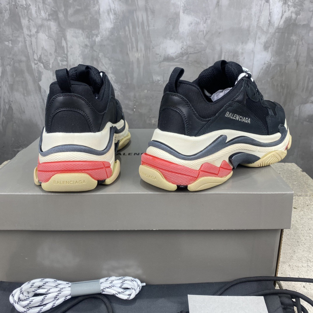 Ba*len*cia*ga triple s