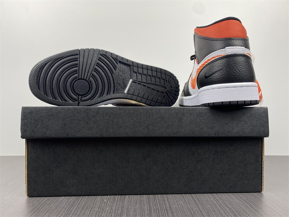 Air Jordan 1 Mid "Zig Zag" DN4929-100