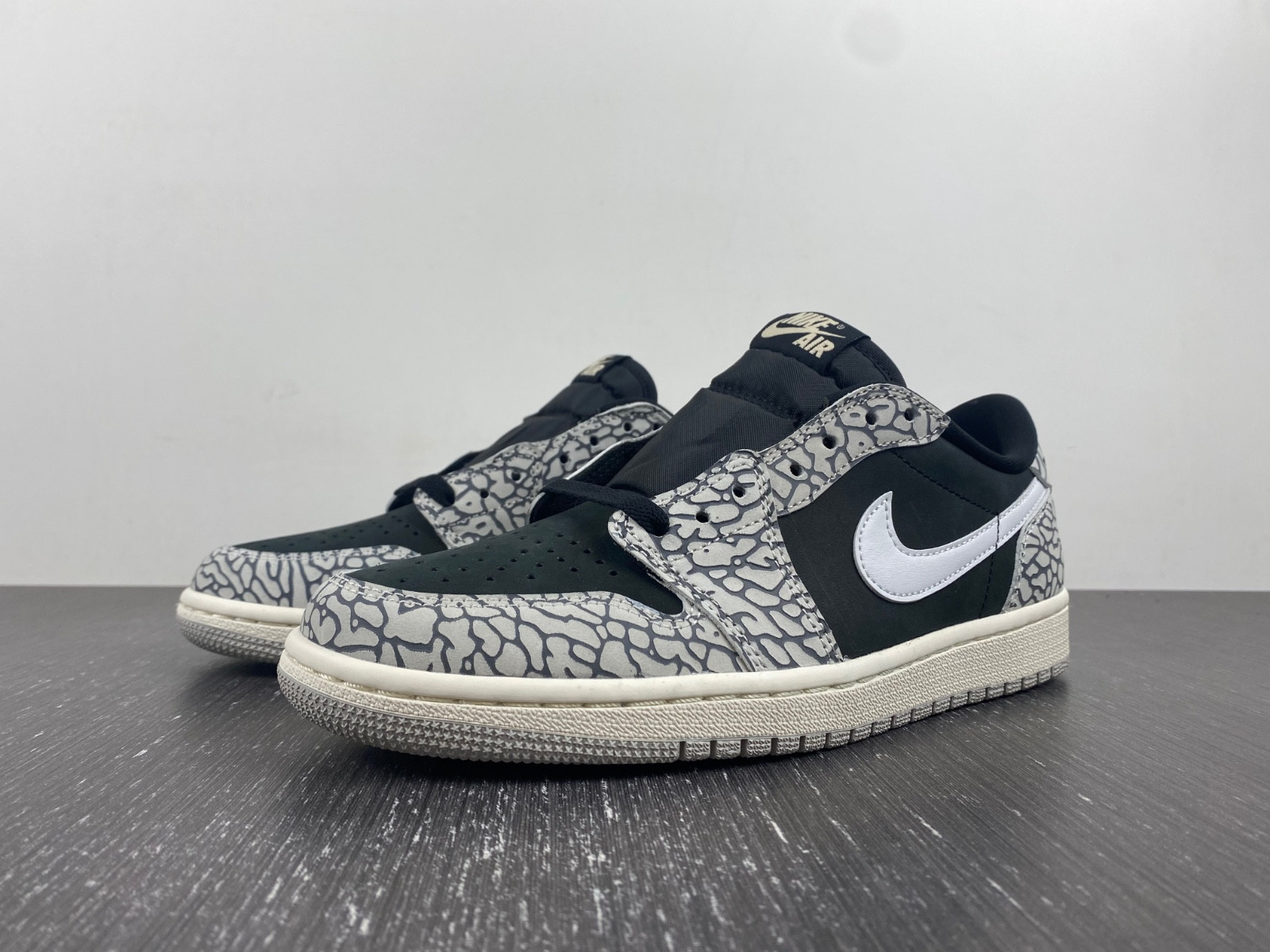 Air Jordan 1 Low OG “Black Cement”  CZ0790-001