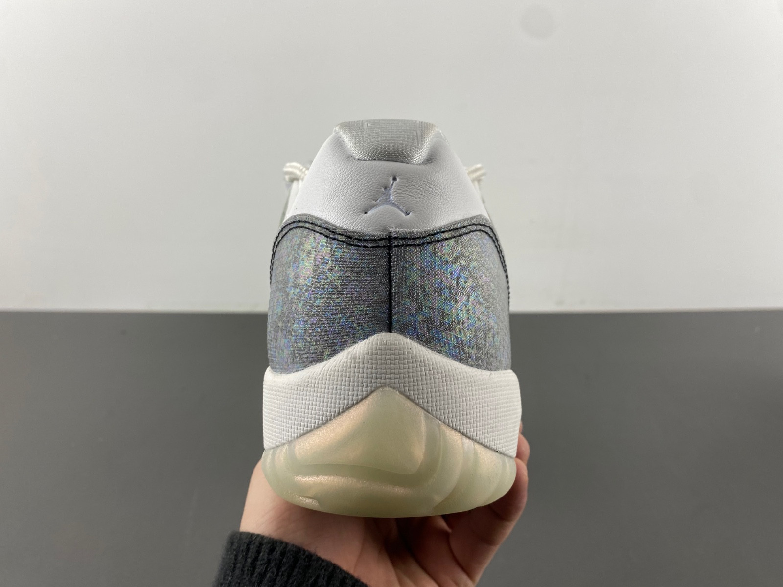 Air Jordan 11 HQ7000-001