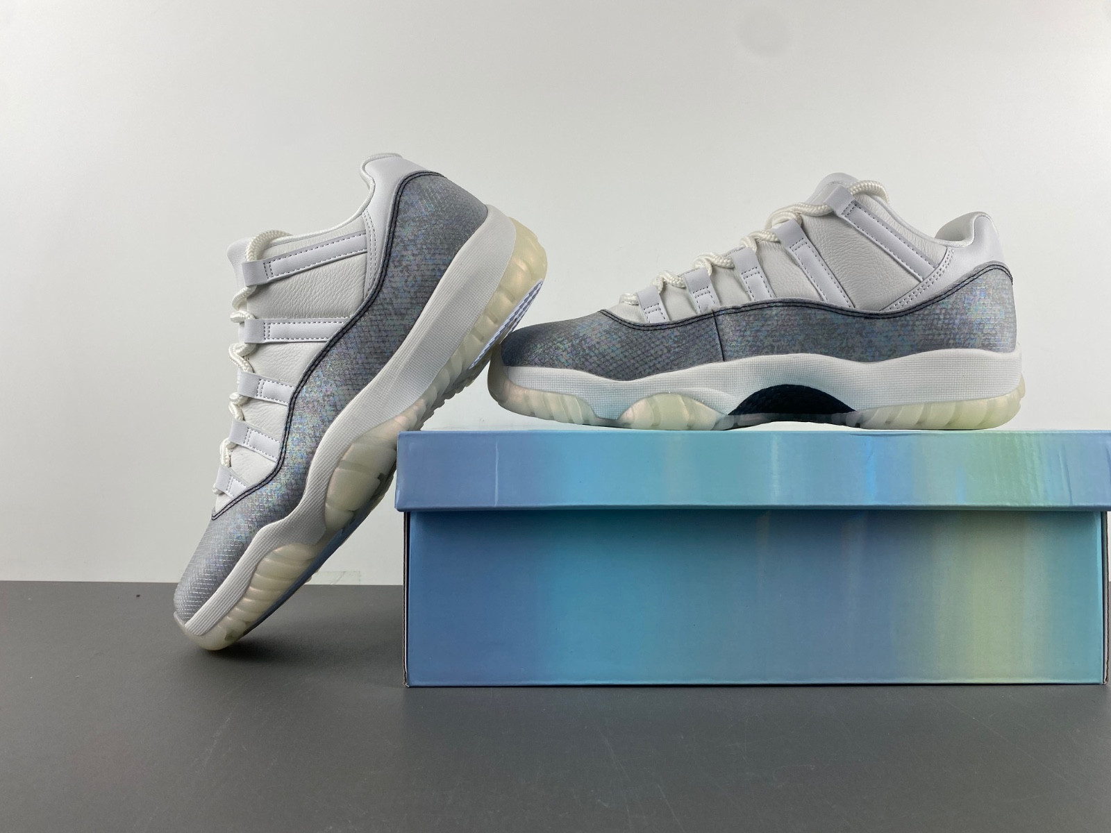Air Jordan 11 HQ7000-001